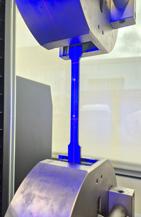 Probeta de acero ensayada a tracción en máquina d eensayos HOYTOM